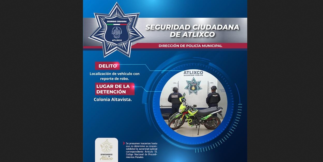 Policías junto a motocicleta recuperada en Atlixco