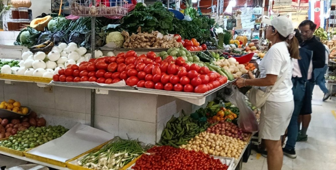 Persona comprando verduras en mercado de México