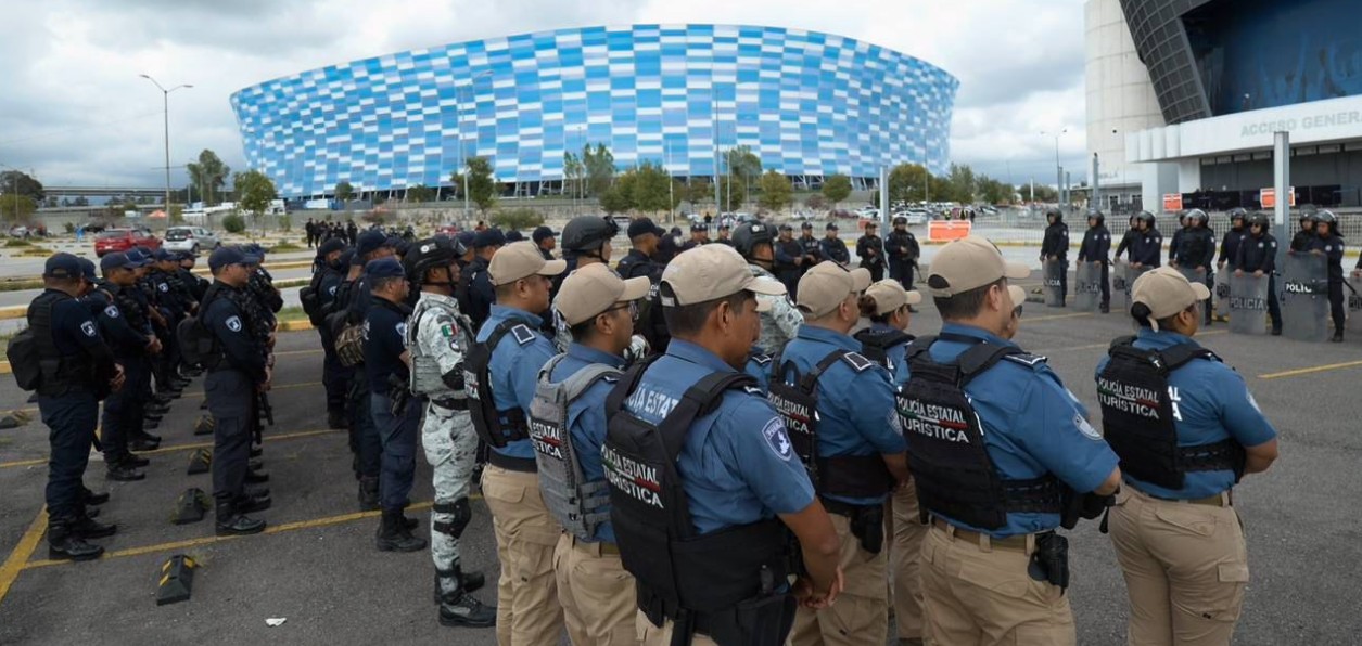Elementos de seguridad afuera del estadio Cuauhtémoc en Puebla