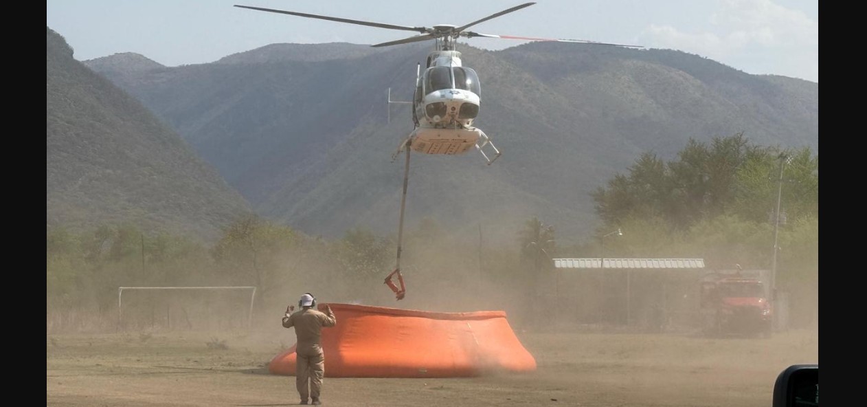 Brigadistas combatiendo incendio forestal en Cohetzala