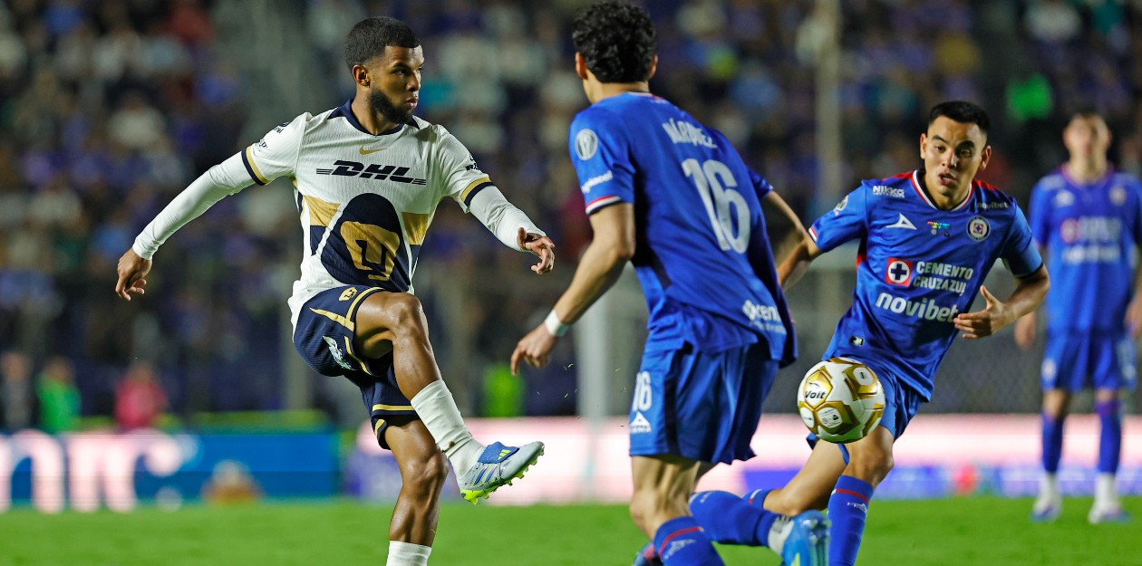 Jugadores de Pumas y Cruz Azul durante la final de Liga MX