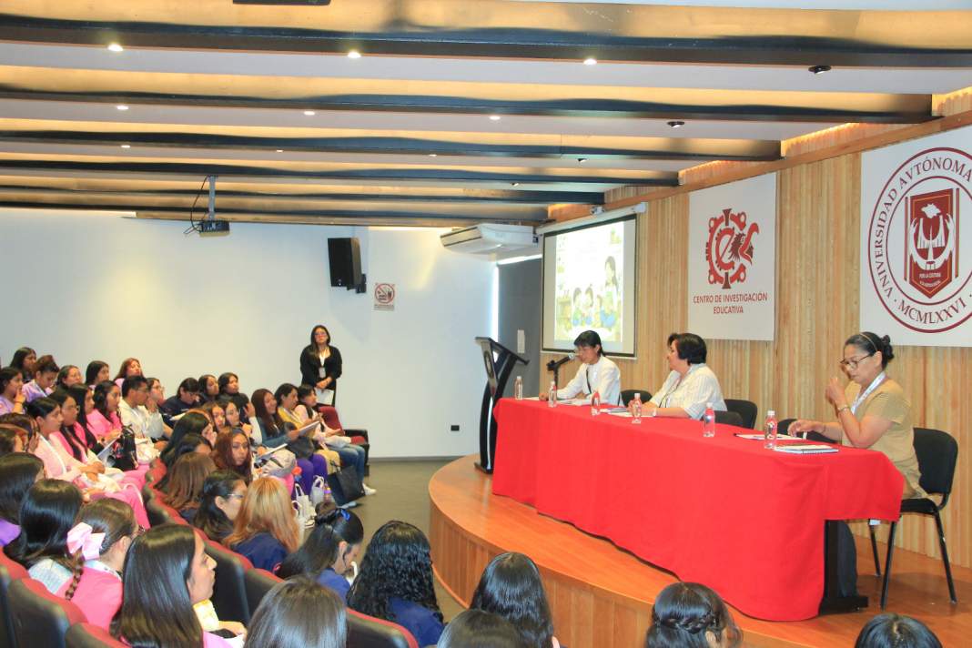 Ponentes durante congreso de educación inicial en la UATx