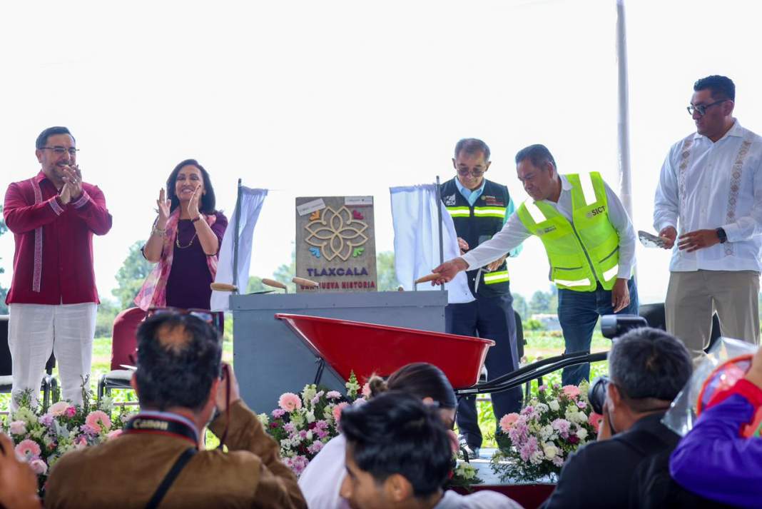Colocación de primera piedra de la UPIIT del IPN en Contla.