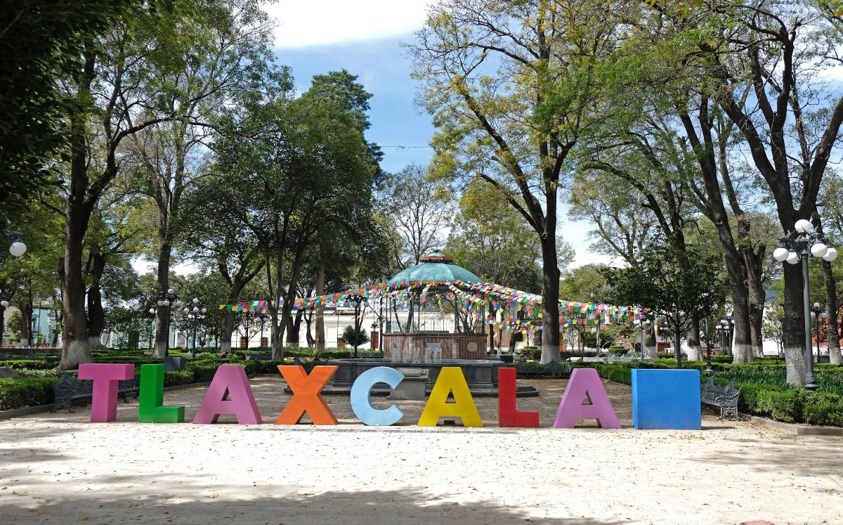Personas realizando trámites en oficinas gubernamentales.