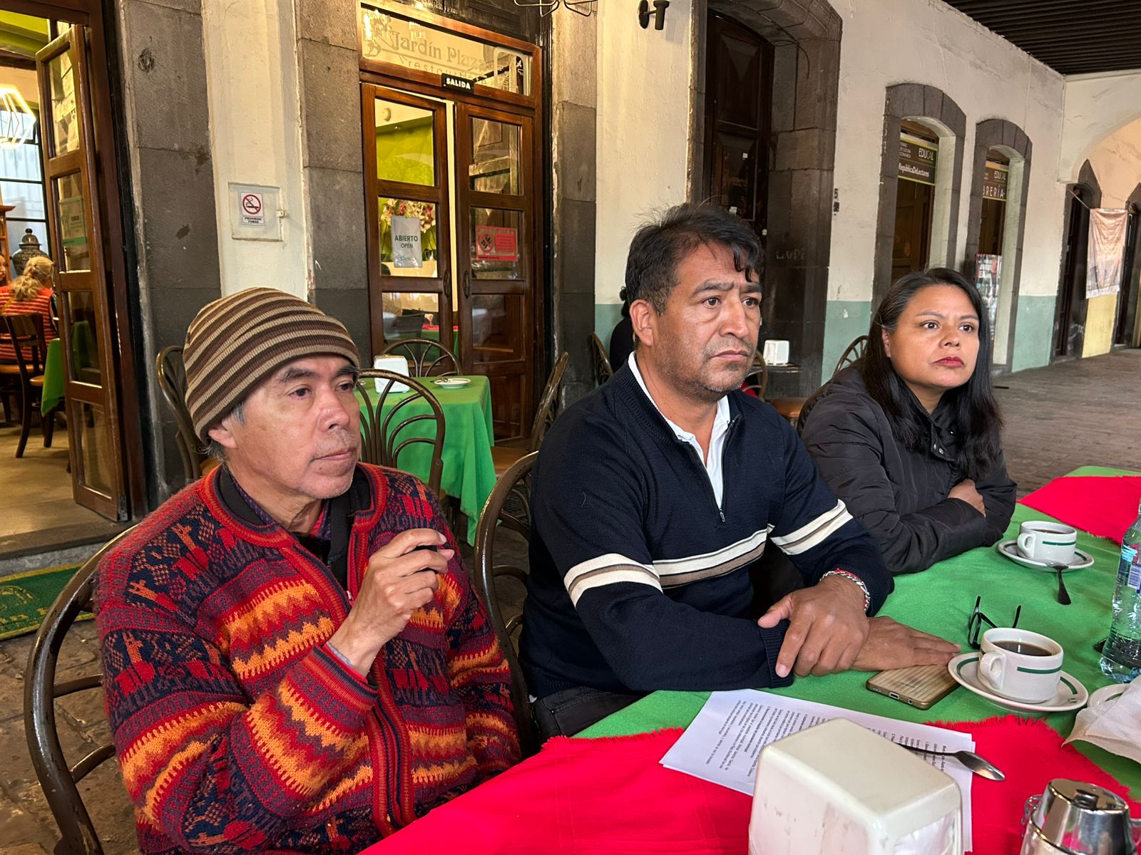 Artesanos durante rueda de prensa en Plaza Xicohténcatl