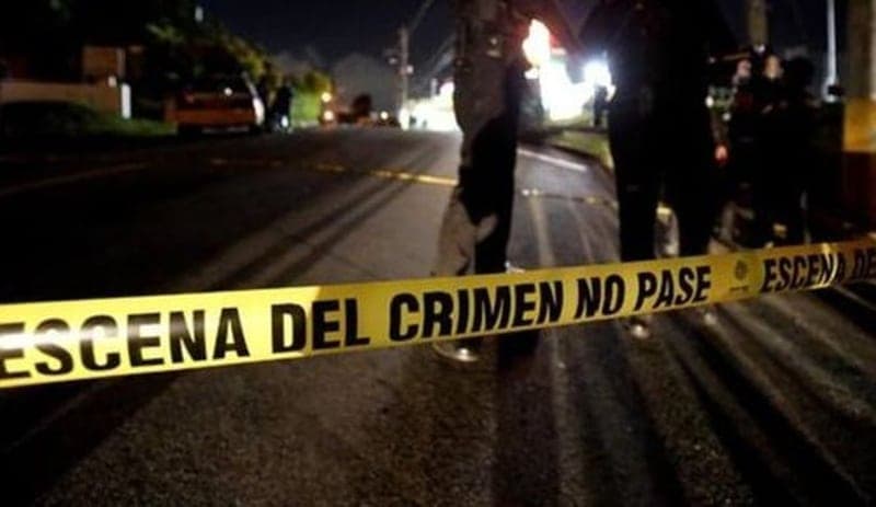 Patrullas y policías acordonando una calle en Veracruz.
