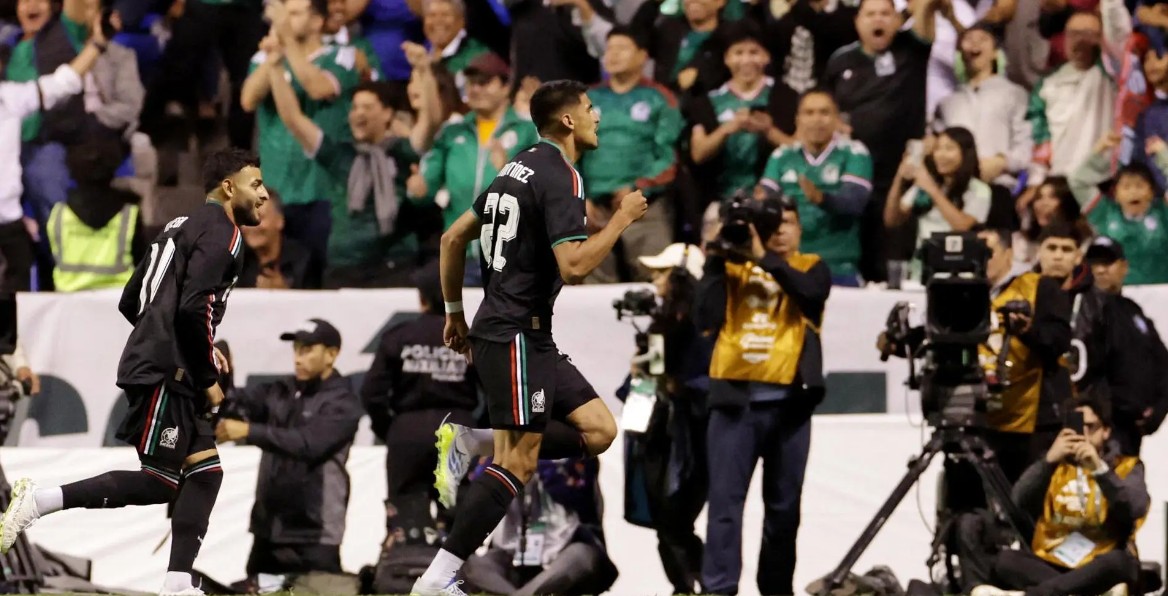 Jugadores de México celebran gol ante Ghana en Puebla
