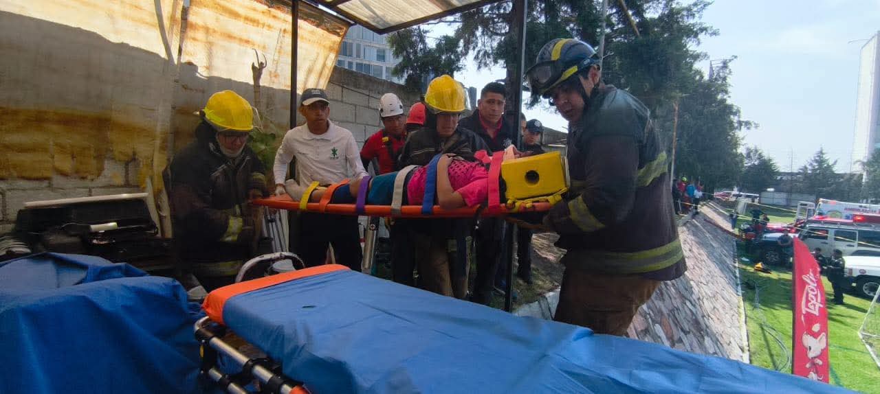 Bomberos rescatan con vida a padre e hijo tras caer a pozo en universidad de Lomas de Angelópolis