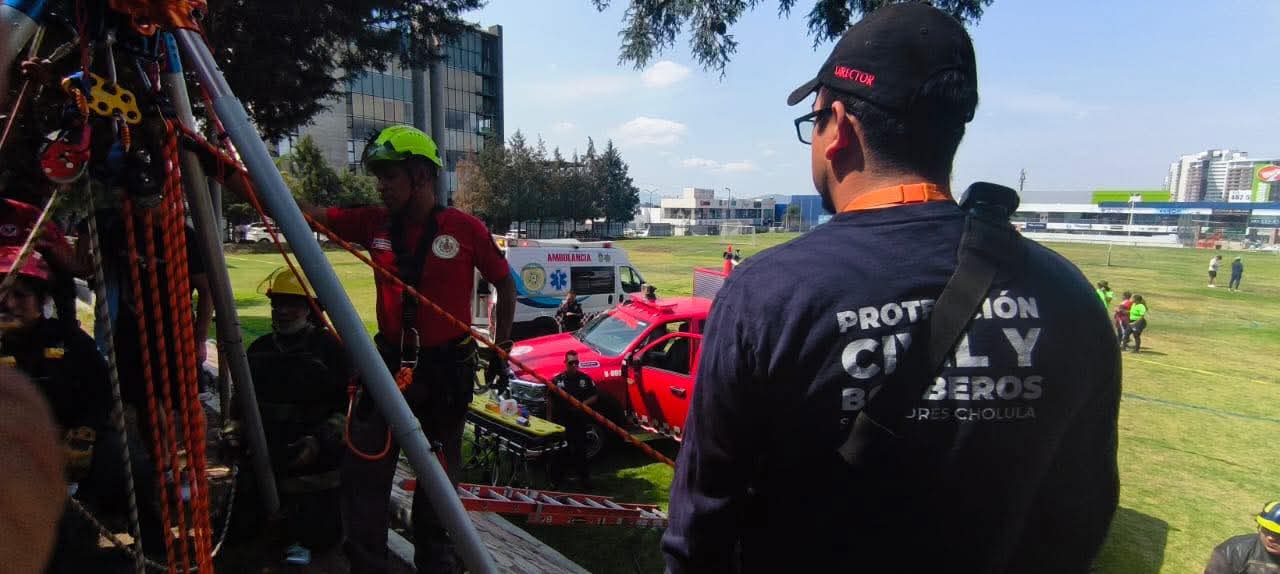 Bomberos rescatan con vida a padre e hijo tras caer a pozo en universidad de Lomas de Angelópolis
