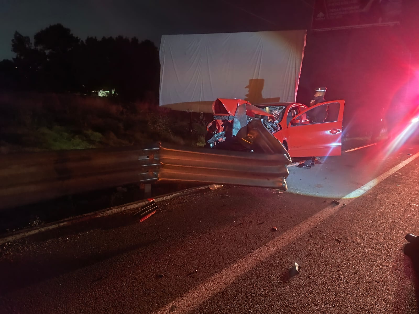 Alcohol y exceso de velocidad terminan con auto atravesado por barra metálica en Totolac