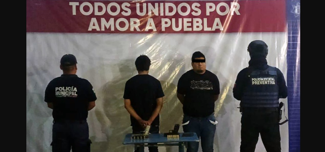 Patrulla y policías durante operativo en Puebla.