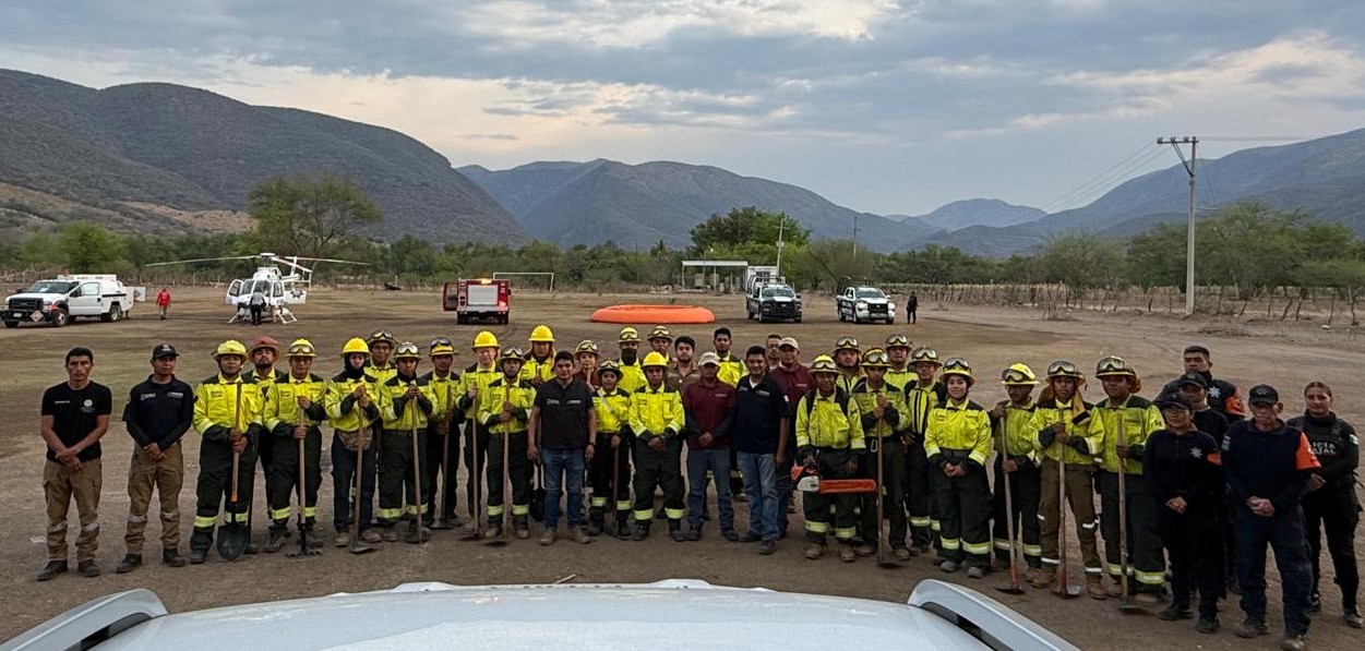 Brigadistas combaten incendio forestal en zona montañosa de Puebla