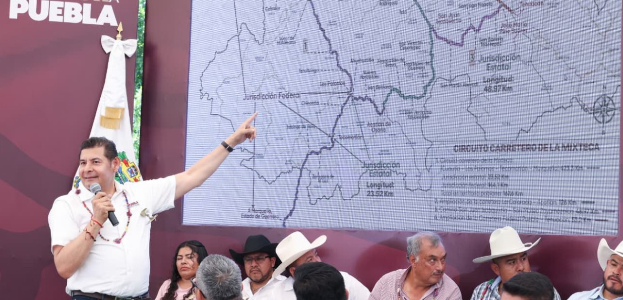 Alejandro Armenta durante anuncio de nuevas carreteras en Puebla