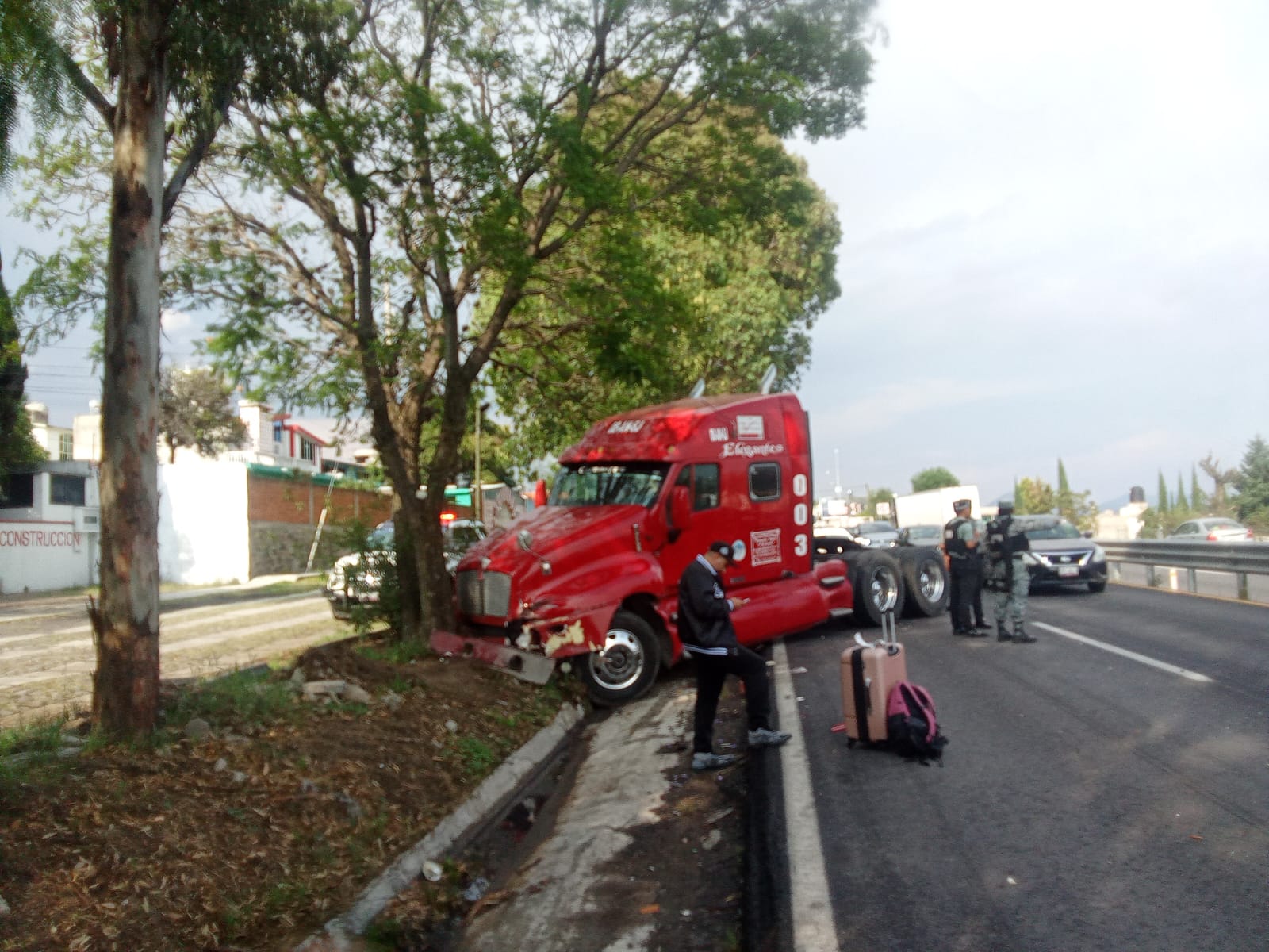 Tráiler provoca carambola bajo la lluvia en la Apizaco–Tlaxcala; no hubo lesionados graves