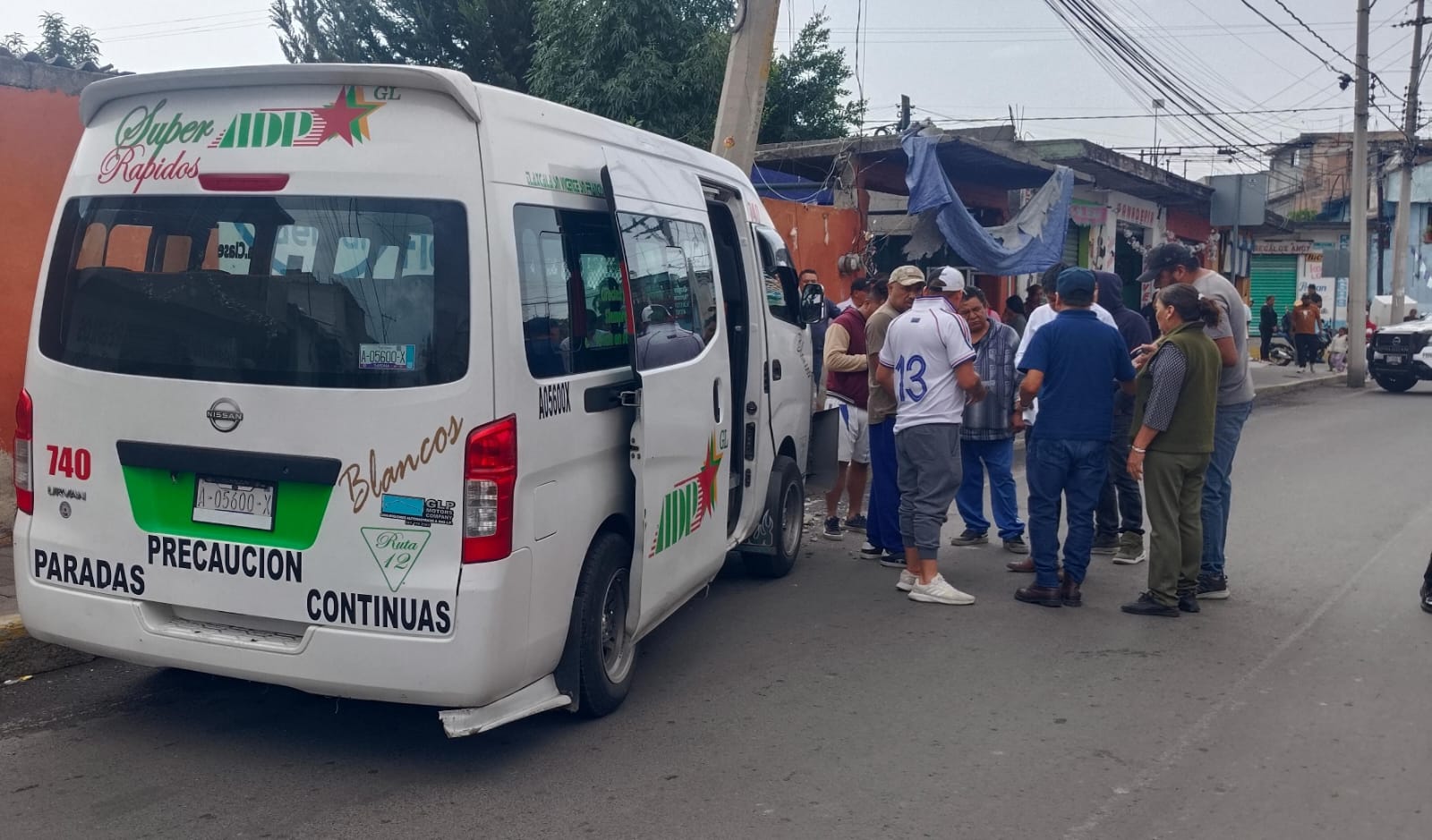 Unidad de "Super Rápidos" se estrella contra poste en Nopalucan; hay dos lesionados