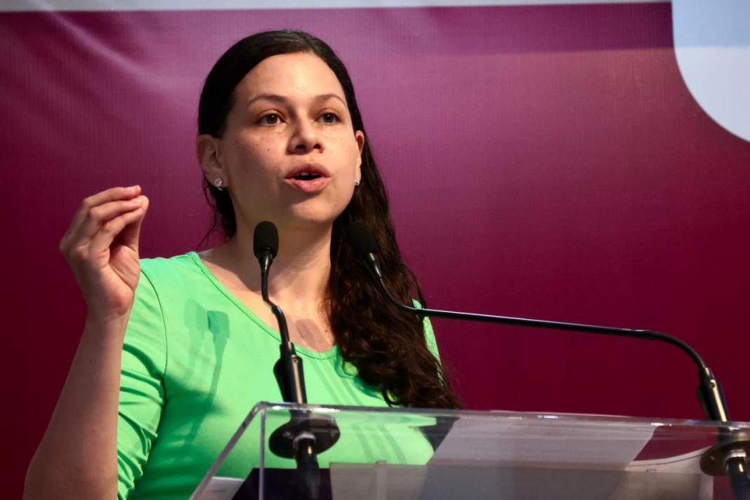Karen Álvarez Villeda durante conferencia sobre inclusión y diversidad en Tlaxcala.
