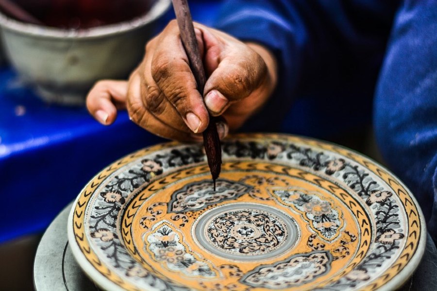 Artesanos elaborando piezas de talavera en Tlaxcala