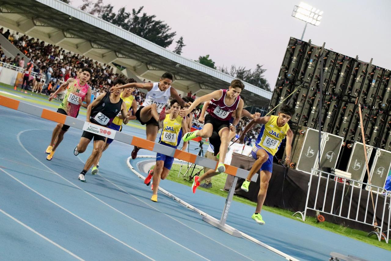 Atletas de Tlaxcala celebran medallas en atletismo de CONADE 2026