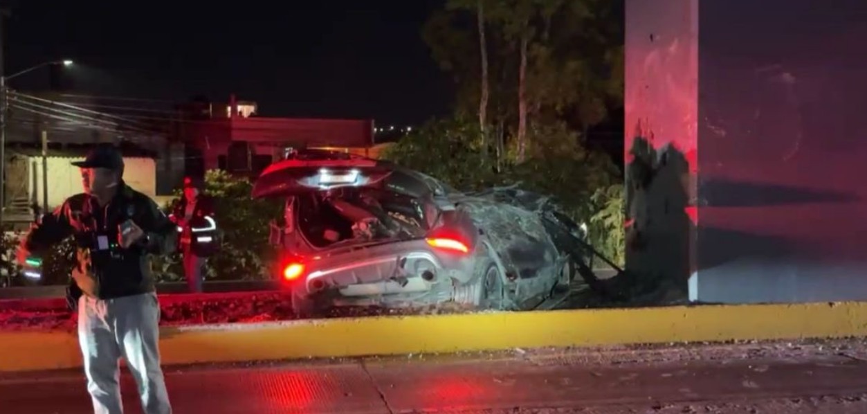 Camioneta accidentada sobre la autopista México-Puebla