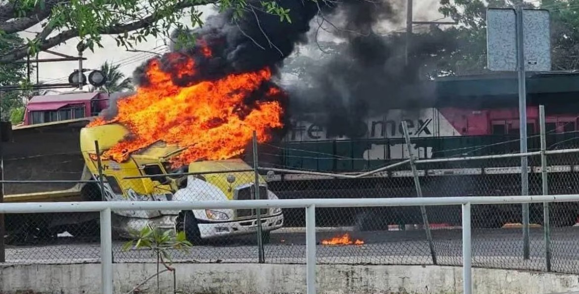 Vehículos incendiados durante bloqueos en carretera de Colima.