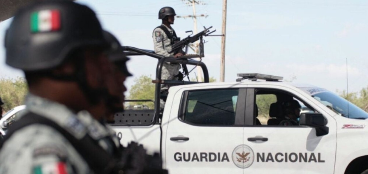 Elemento de la Guardia Nacional en una carretera federal.
