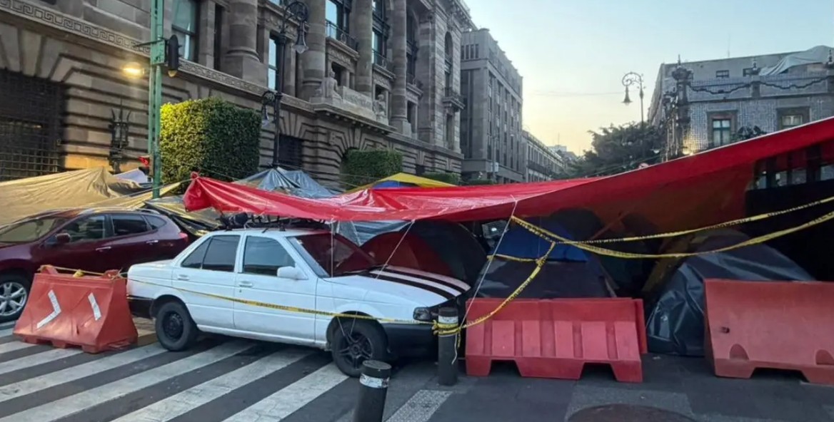 Campamento de maestros de la CNTE en calles del Centro Histórico