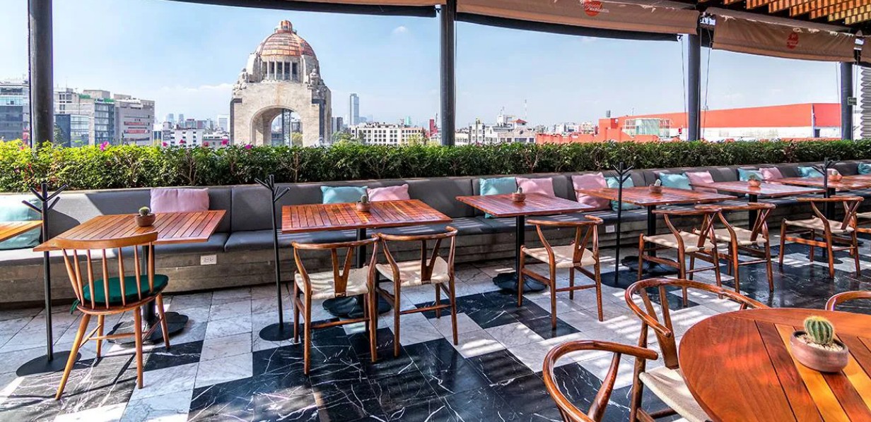 Personas viendo partidos del Mundial en un restaurante de México
