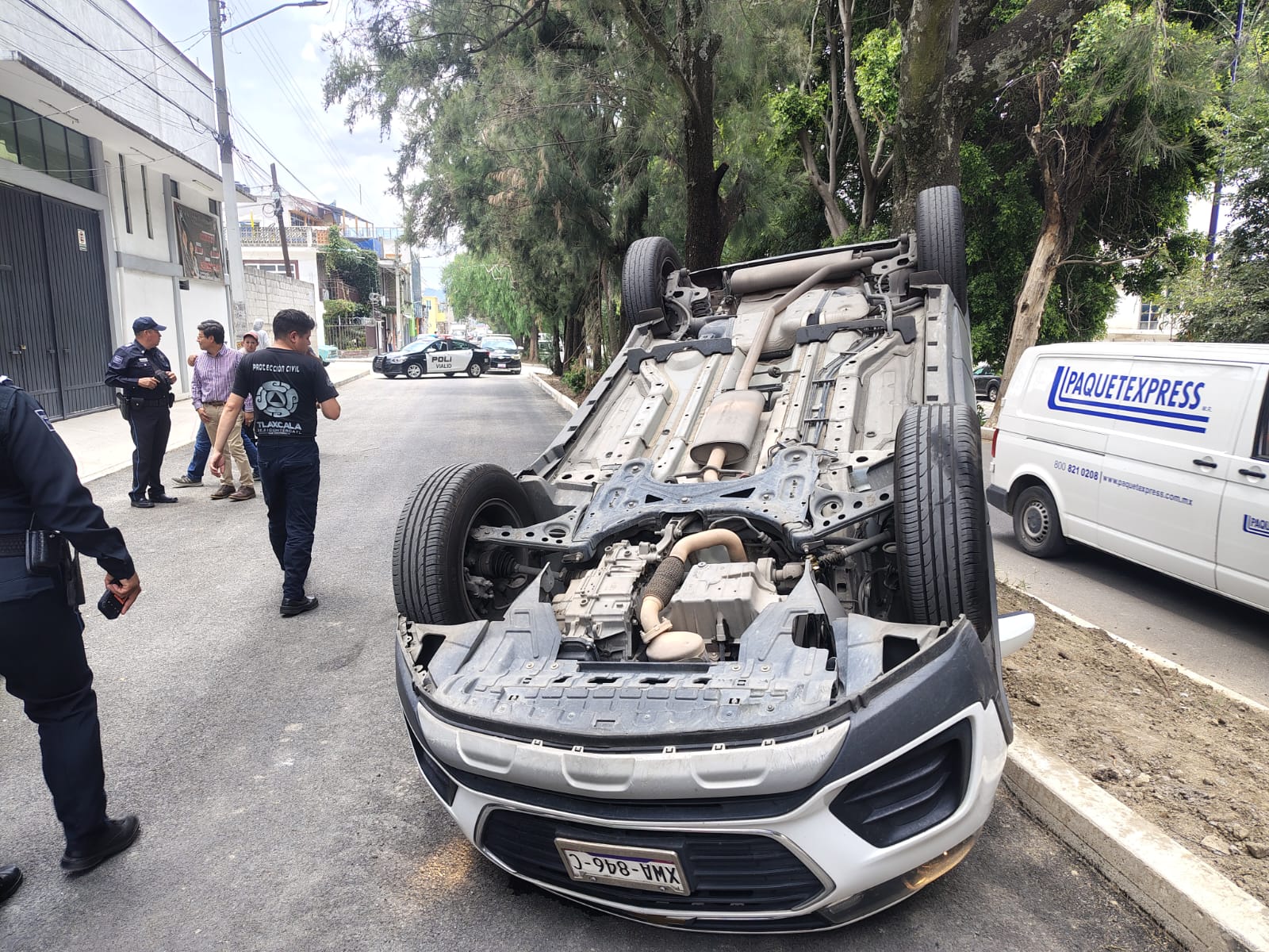 Vuelca camioneta en La Loma Xicohténcatl; docente resulta lesionada tras choque contra auto estacionado