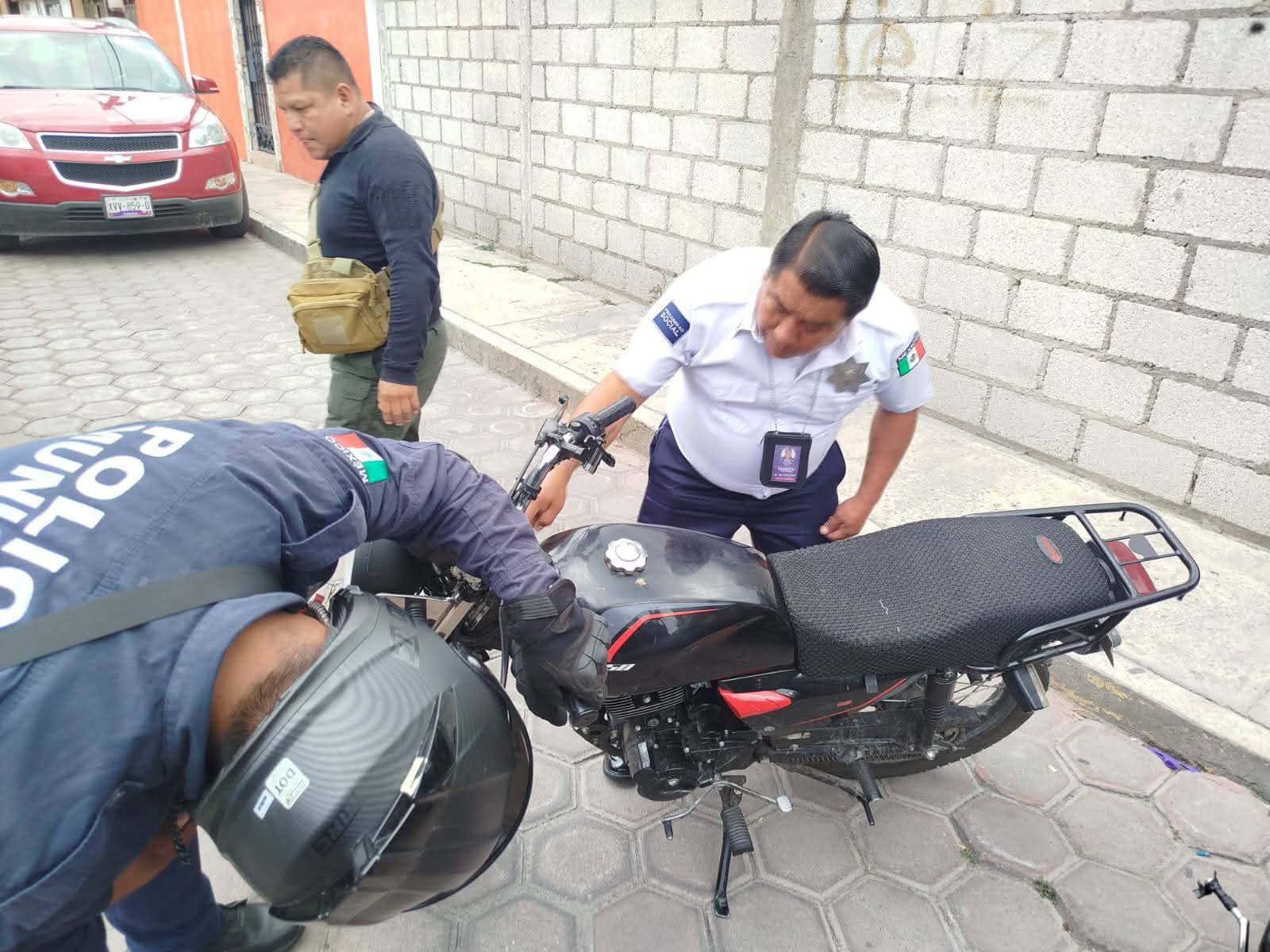 Aseguran motos robadas y presunta droga durante cateo en Apetatitlán