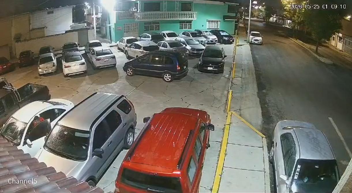 Captan en video a trío de delincuentes robando un auto en Apizaco; acusan nula vigilancia policial