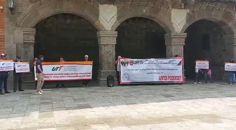 Manifestación de trabajadores y estudiantes de la UTT frente a Palacio de Gobierno
