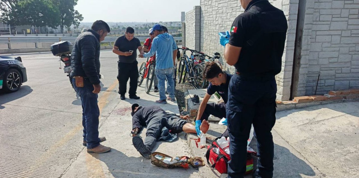 Patrullas y paramédicos atendiendo a un ciclista herido en Lomas de Angelópolis.