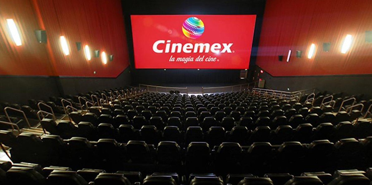 Sucursal de Cinemex con personas afuera