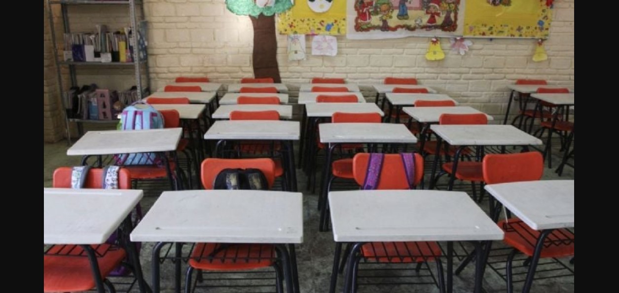 Estudiantes afuera de una escuela de educación básica