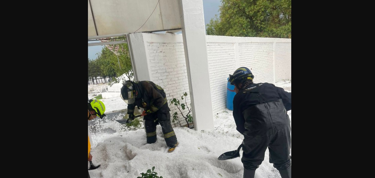 Personal de Protección Civil durante labores por lluvias en Puebla