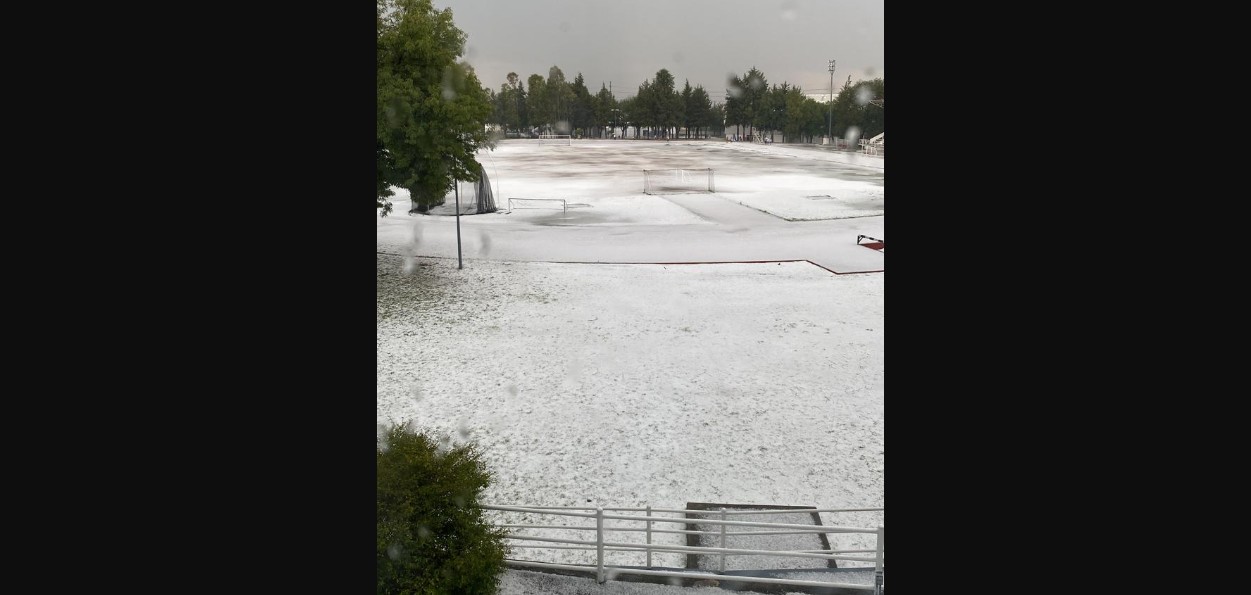 Granizo acumulado en instalaciones deportivas de Puebla