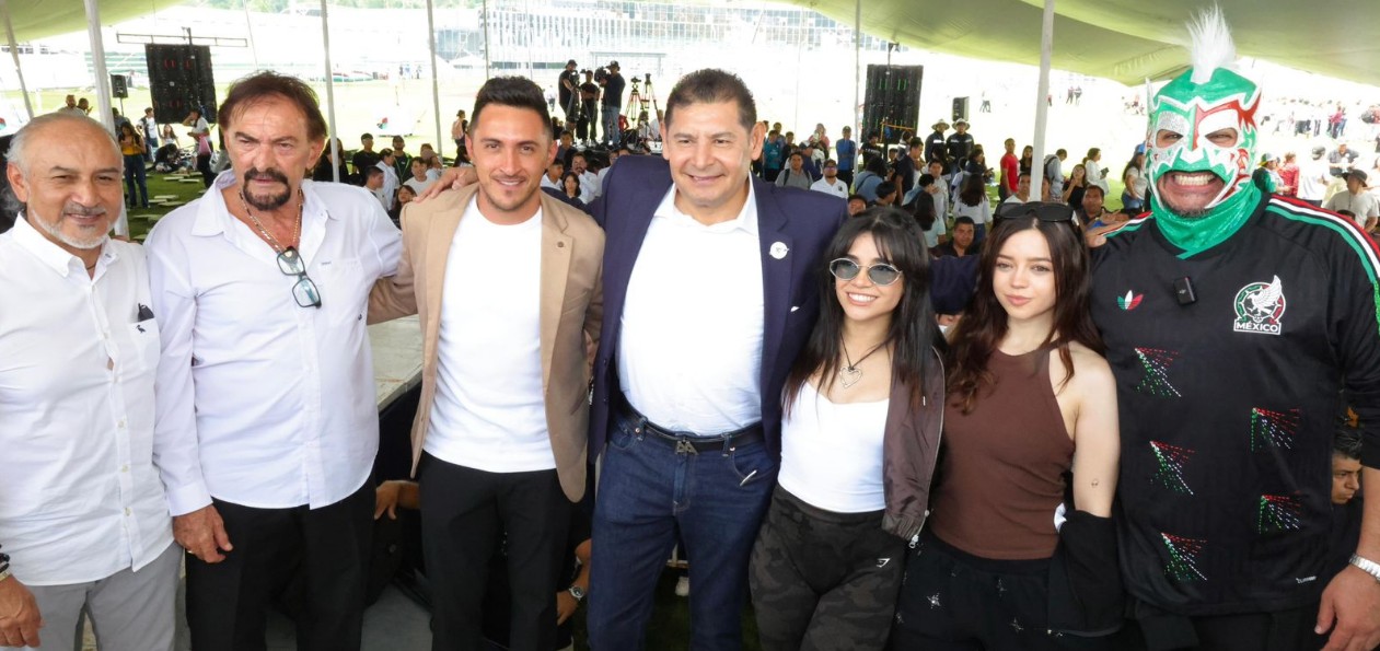 Alejandro Armenta y figuras del fútbol en la UDEP