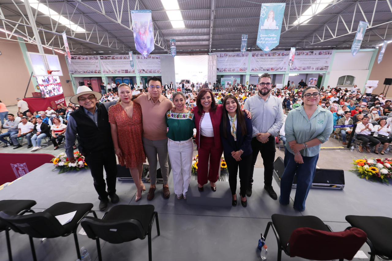Lorena Cuéllar en reunión con habitantes de Tetlanohcan