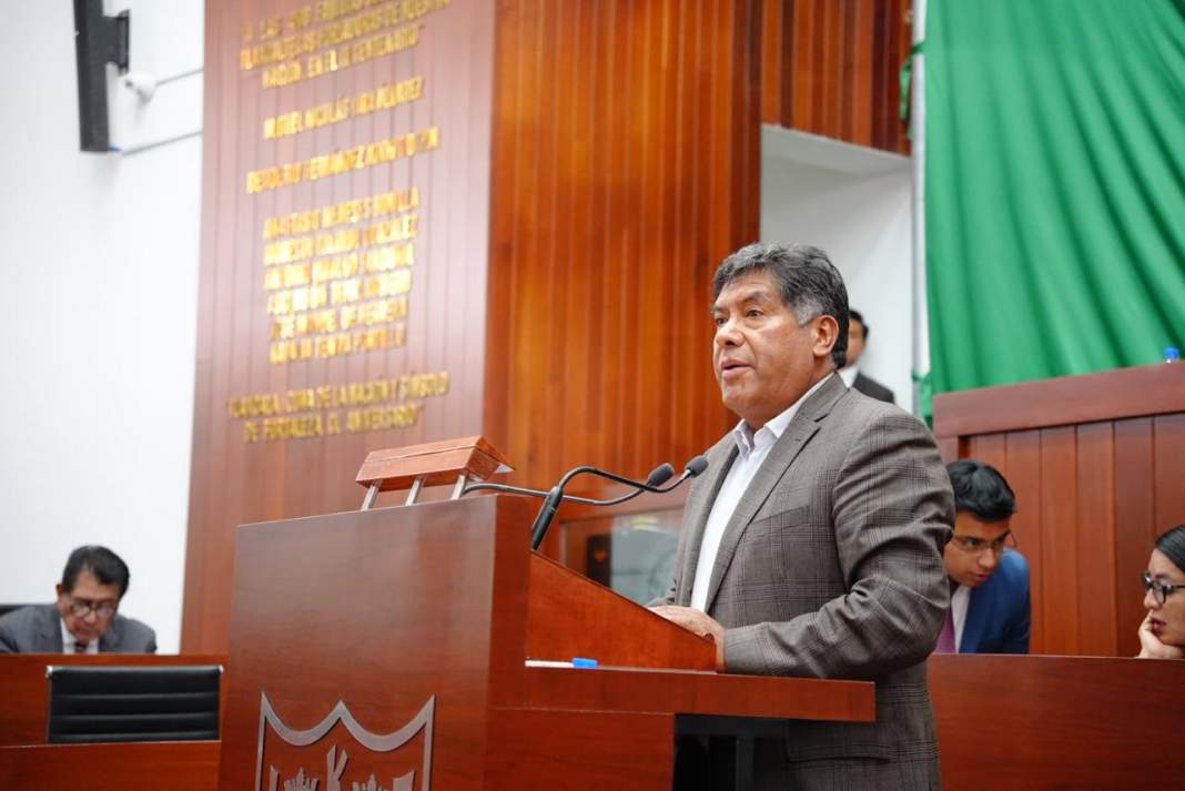 Diputado durante sesión del Congreso de Tlaxcala.