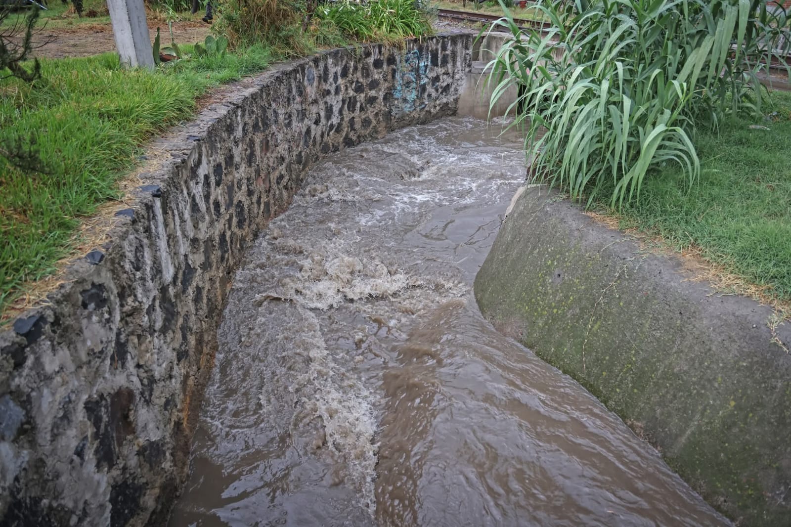 Trabajos de limpieza en canales y vasos reguladores mejoran desalojo pluvial