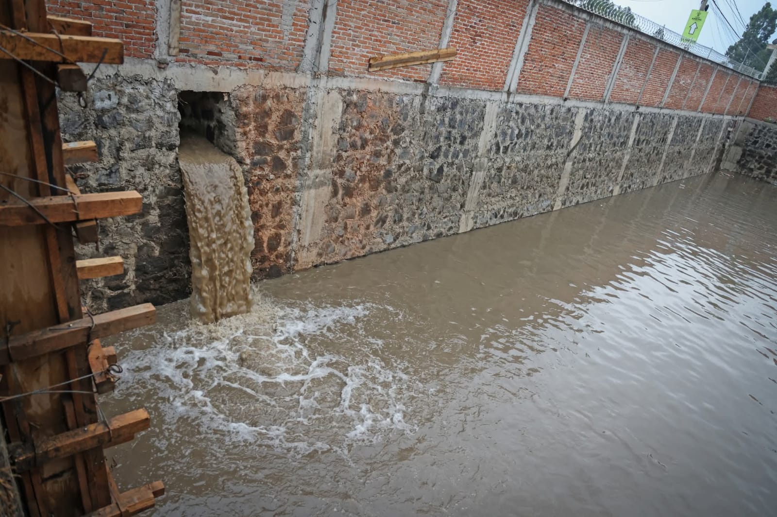 Trabajos de limpieza en canales y vasos reguladores mejoran desalojo pluvial