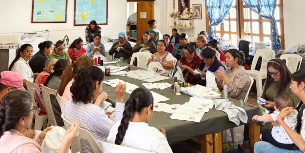 Mujeres poblanas elaborando bordados y conservas artesanales