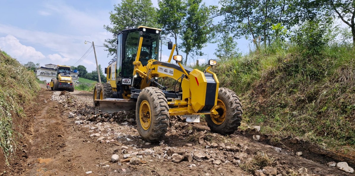 Trabajos de rehabilitación en camino rural de la Sierra Nororiental de Puebla