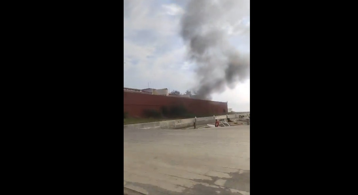 Bomberos y personal naval afuera de la Escuela Náutica Mercante de Veracruz