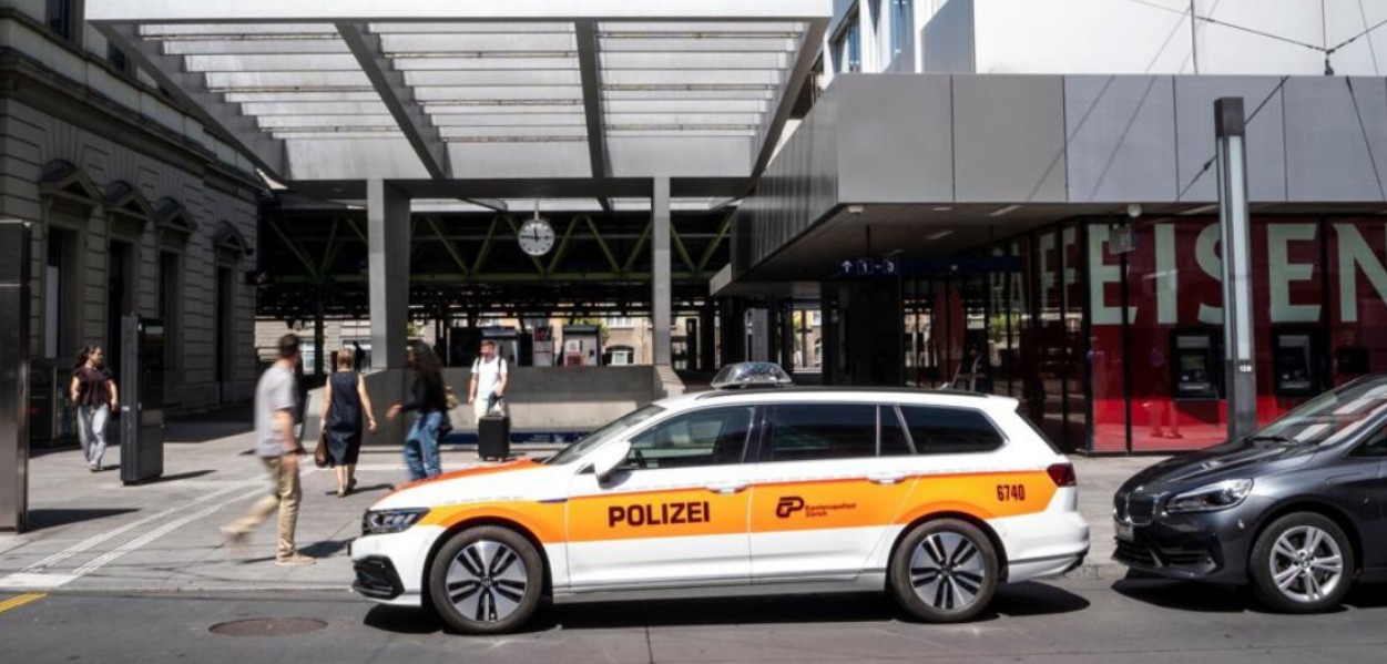 Policías y ambulancias afuera de estación de tren en Suiza.