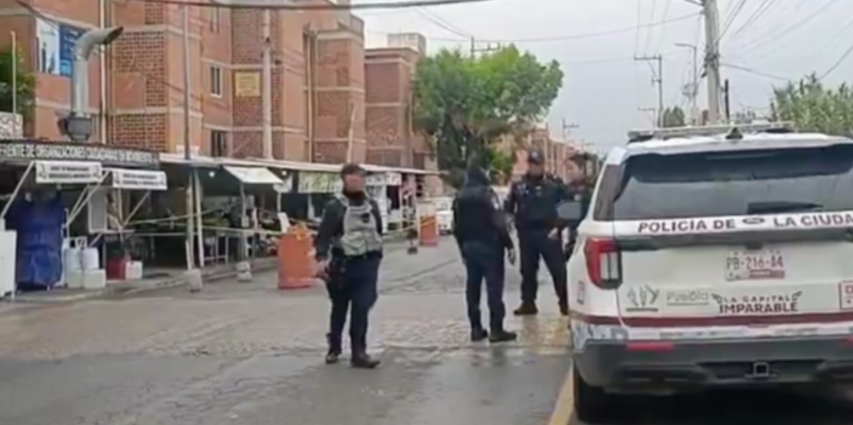 Patrullas y policías afuera del Hospital General del Sur en Puebla