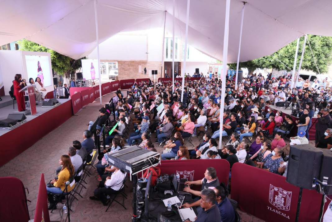 Lorena Cuéllar durante encuentro ciudadano en Acuamanala
