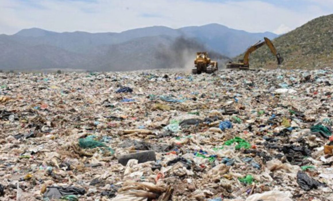 Camiones de basura en relleno sanitario de Atlangatepec.