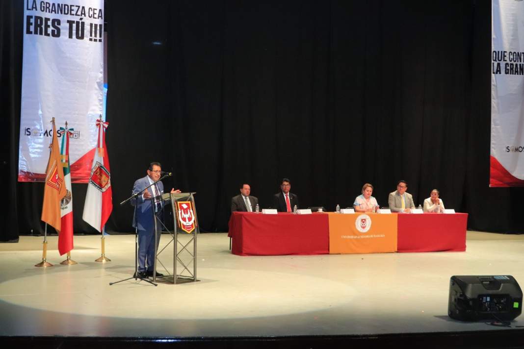 Rector de la UATx durante celebración del Día del Contador Público