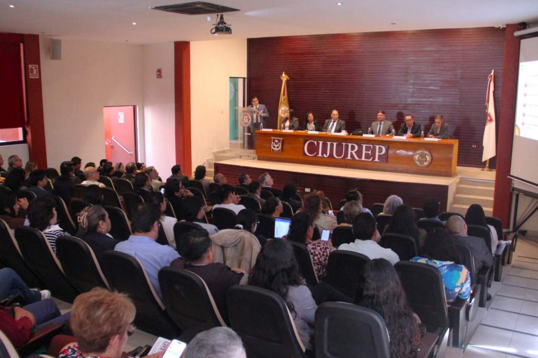 Rector de la UATx durante coloquio sobre posgrados en México